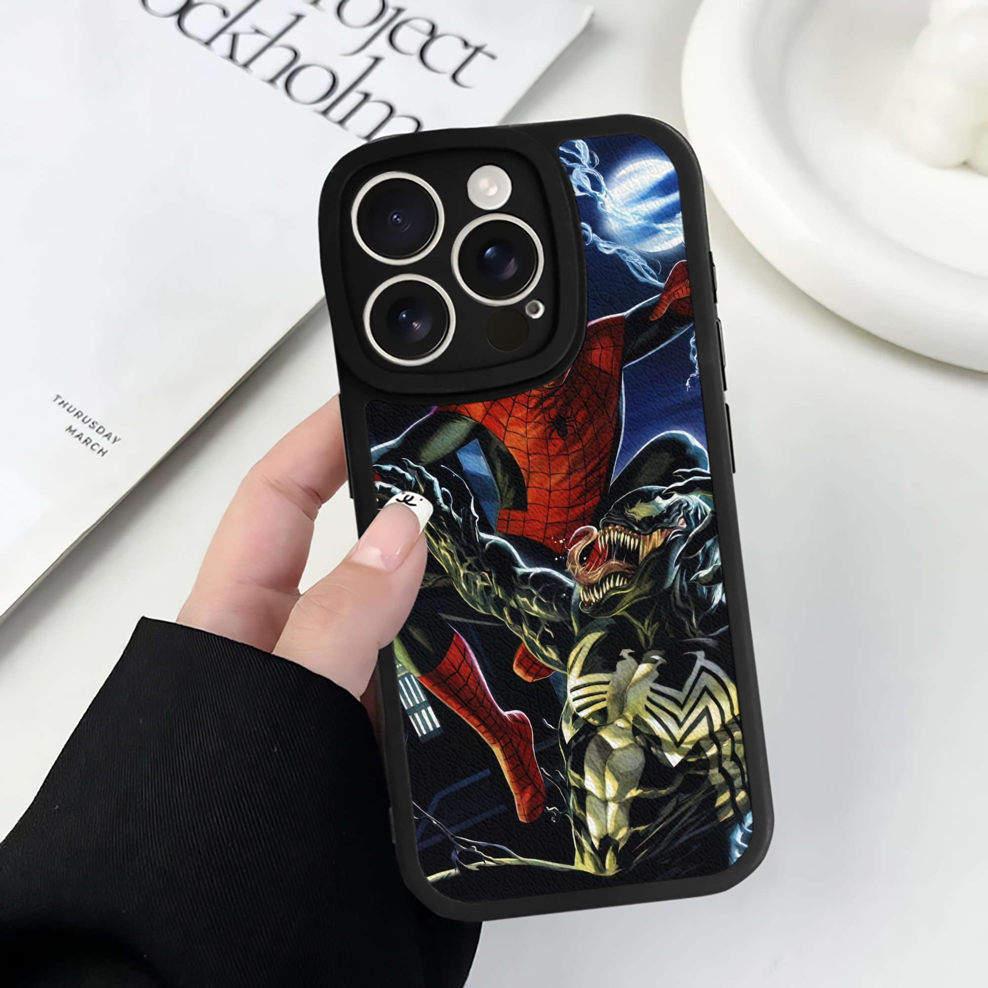 （画像用） Spider Man スパイダーマン 【iPhone 16シリーズ対応】シリコンスマホケース（レザー調） 材質：シリコン